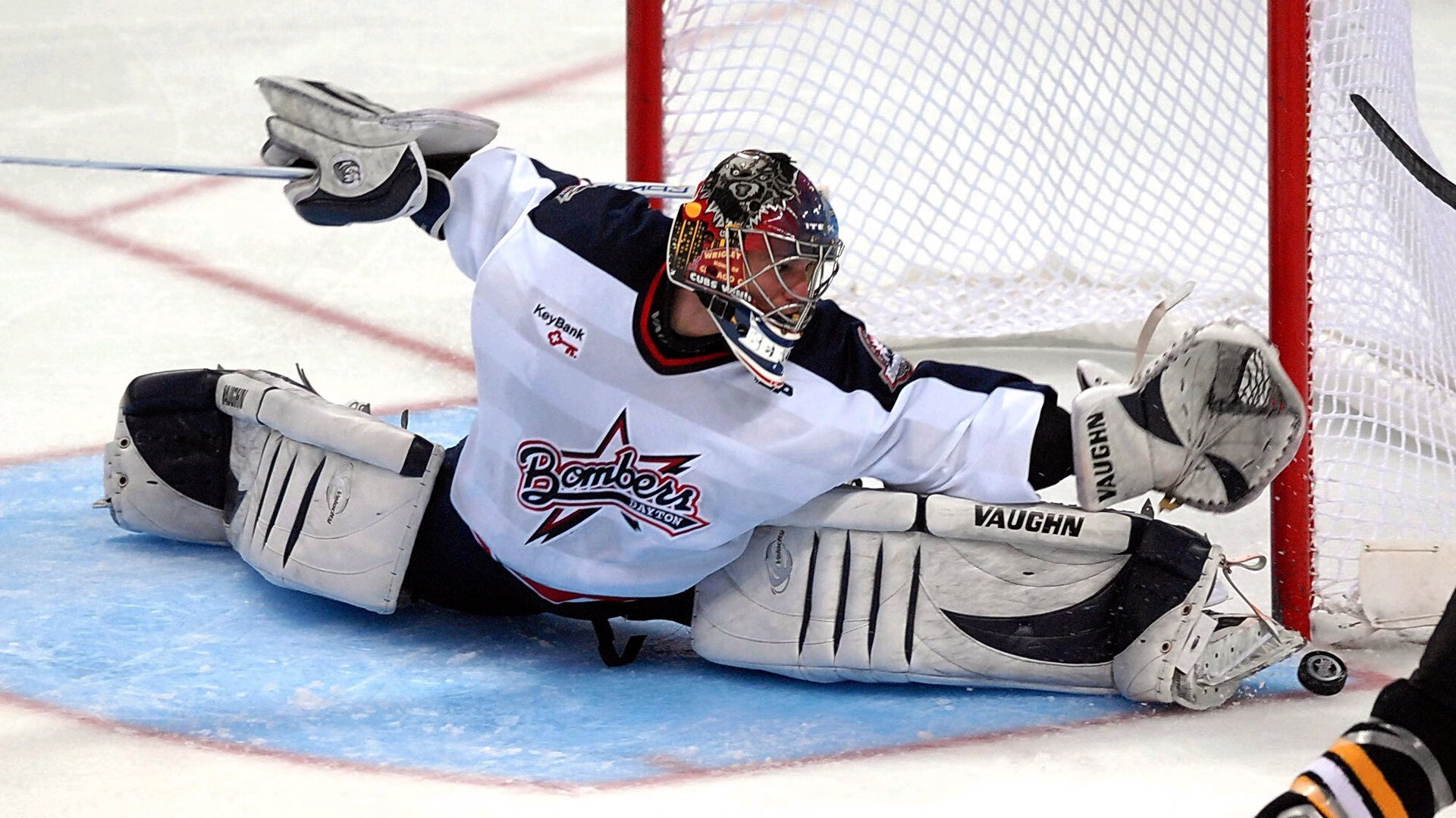 冰球联赛激战正酣，豪强争霸，新秀崛起，赛场内外精彩纷呈