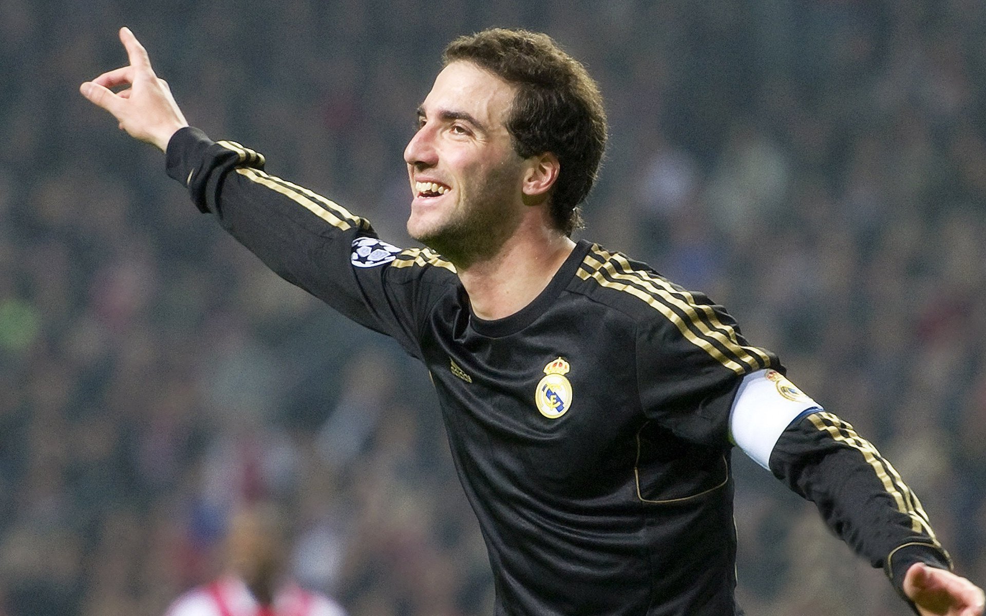 百米飞人巅峰对决 新星闪耀打破十年纪录